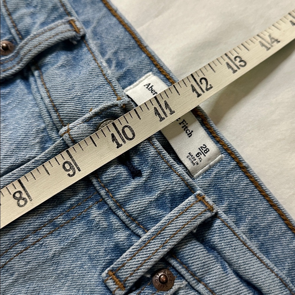 Abercrombie & Fitch Curve Love Mid Rise Straight Jean Size 28 - Picture 10 of 11